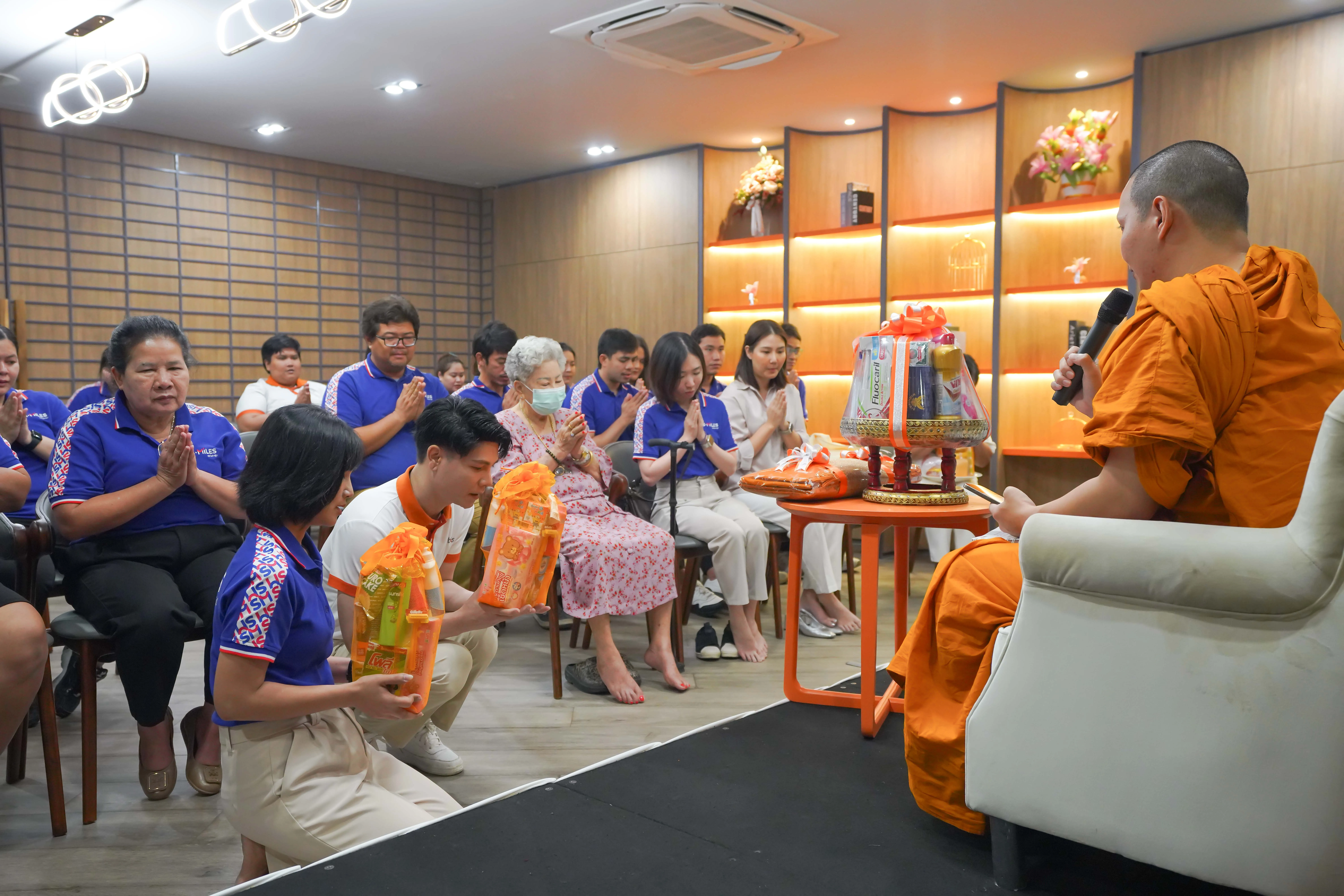 ทำบุญตักบาตร