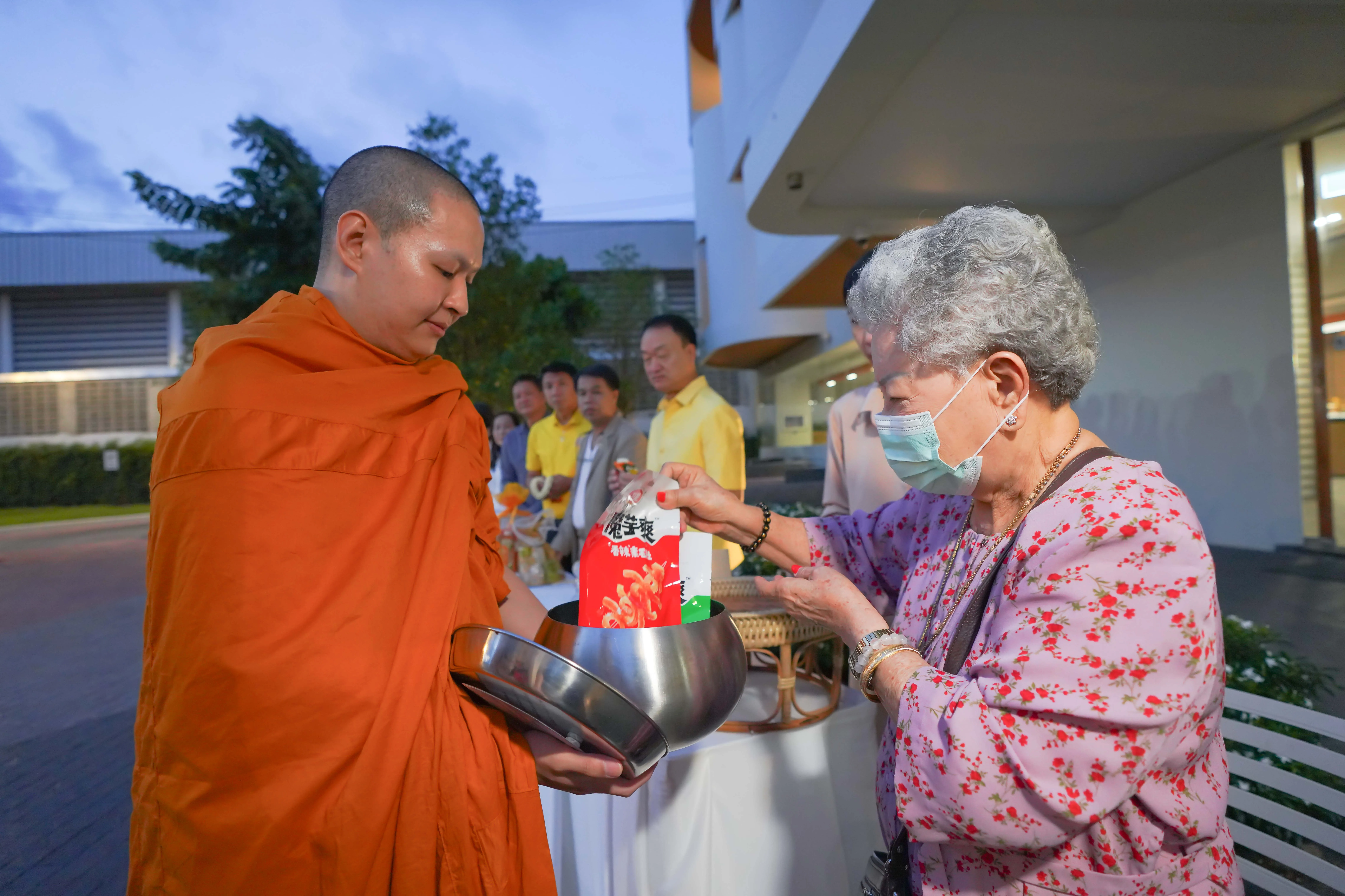 ทำบุญตักบาตร