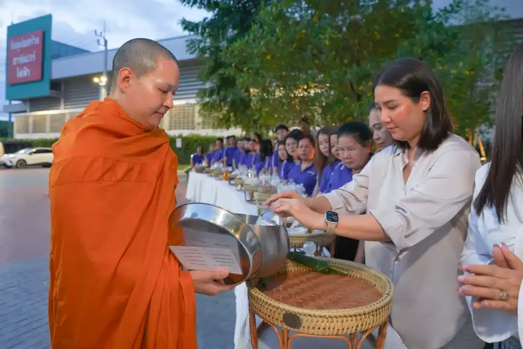 ทำบุญตักบาตร