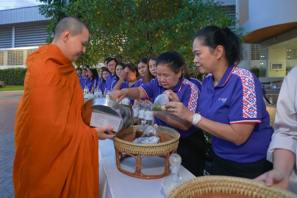 ทำบุญตักบาตร