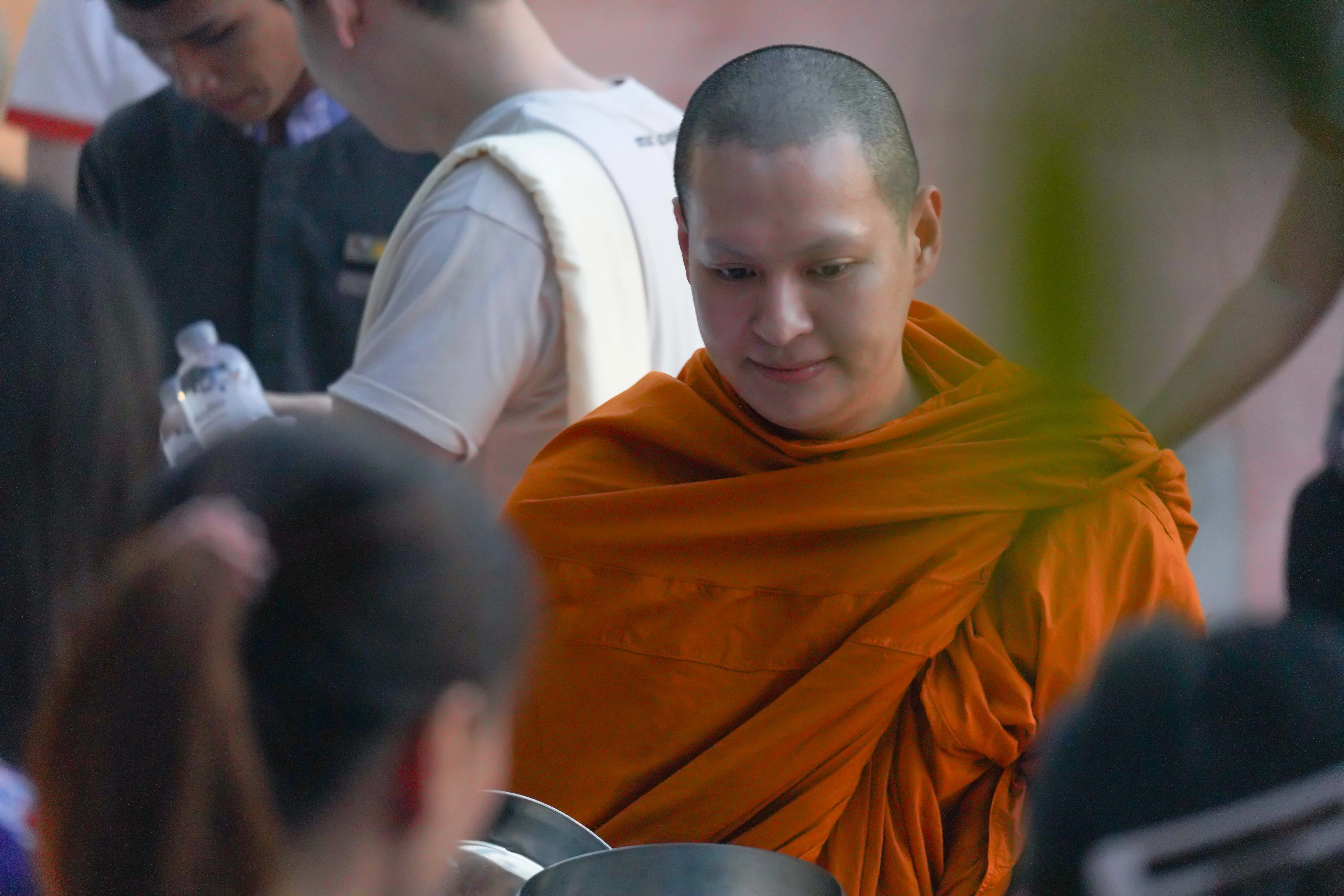 ทำบุญตักบาตร