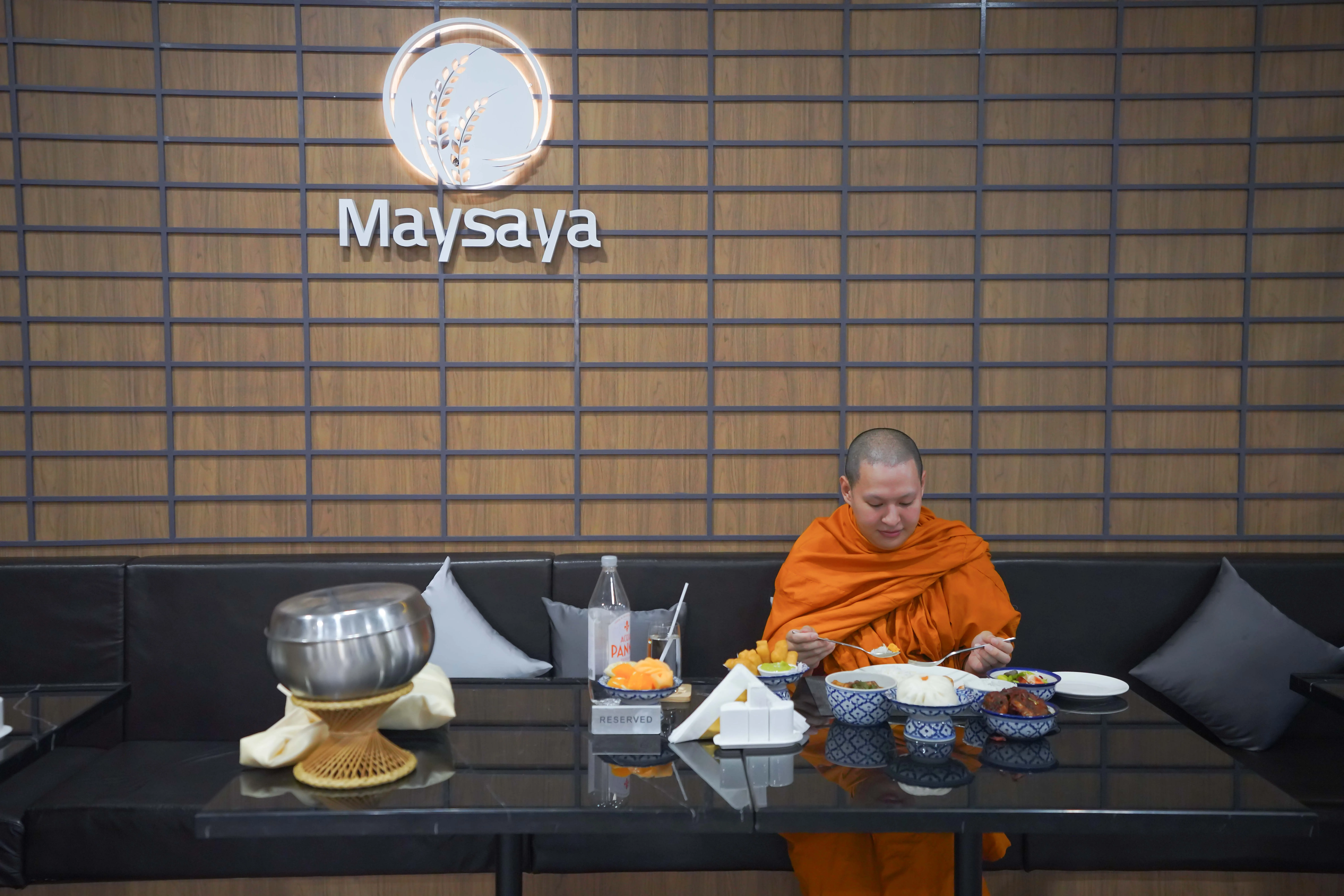 ทำบุญตักบาตร