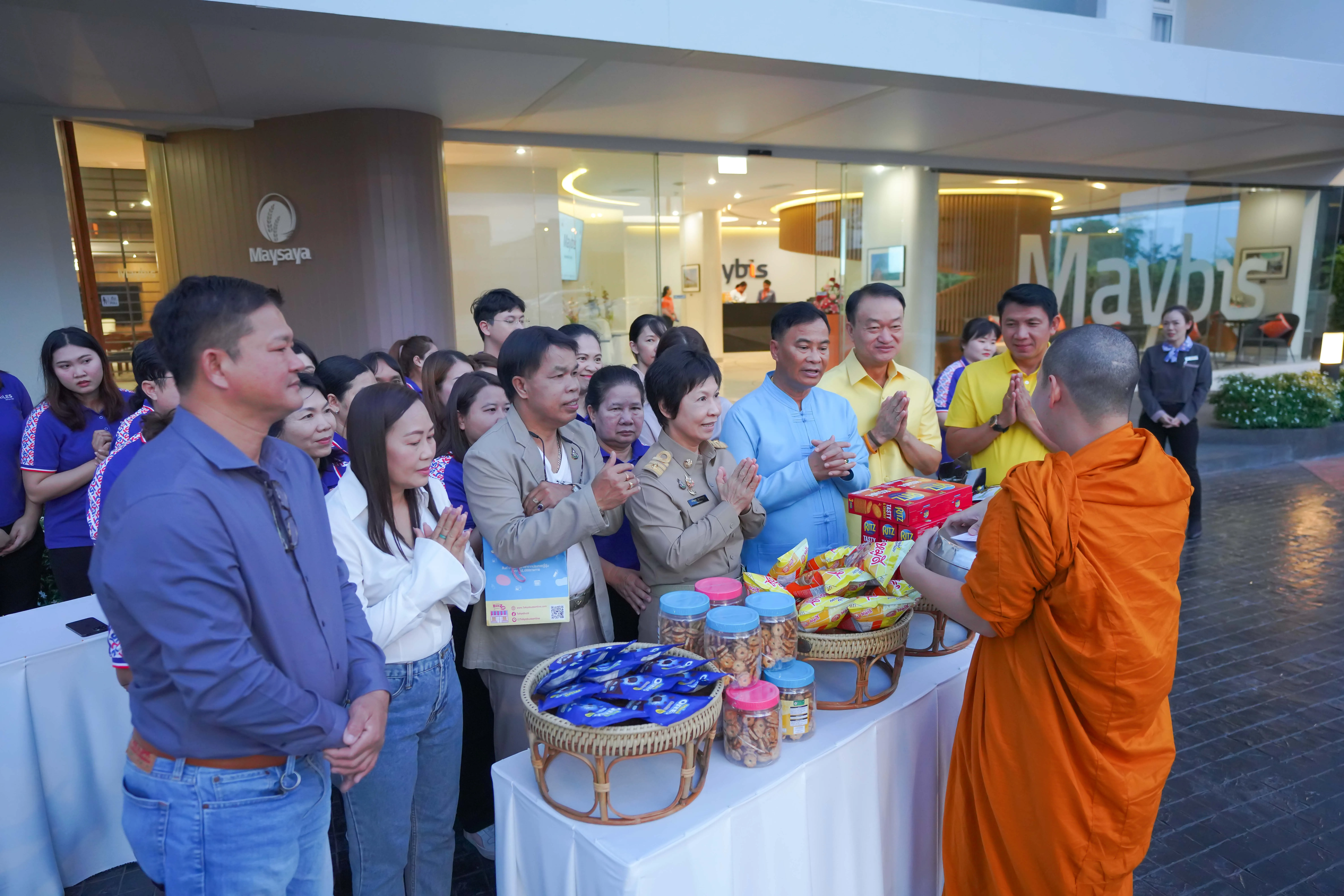 ทำบุญตักบาตร
