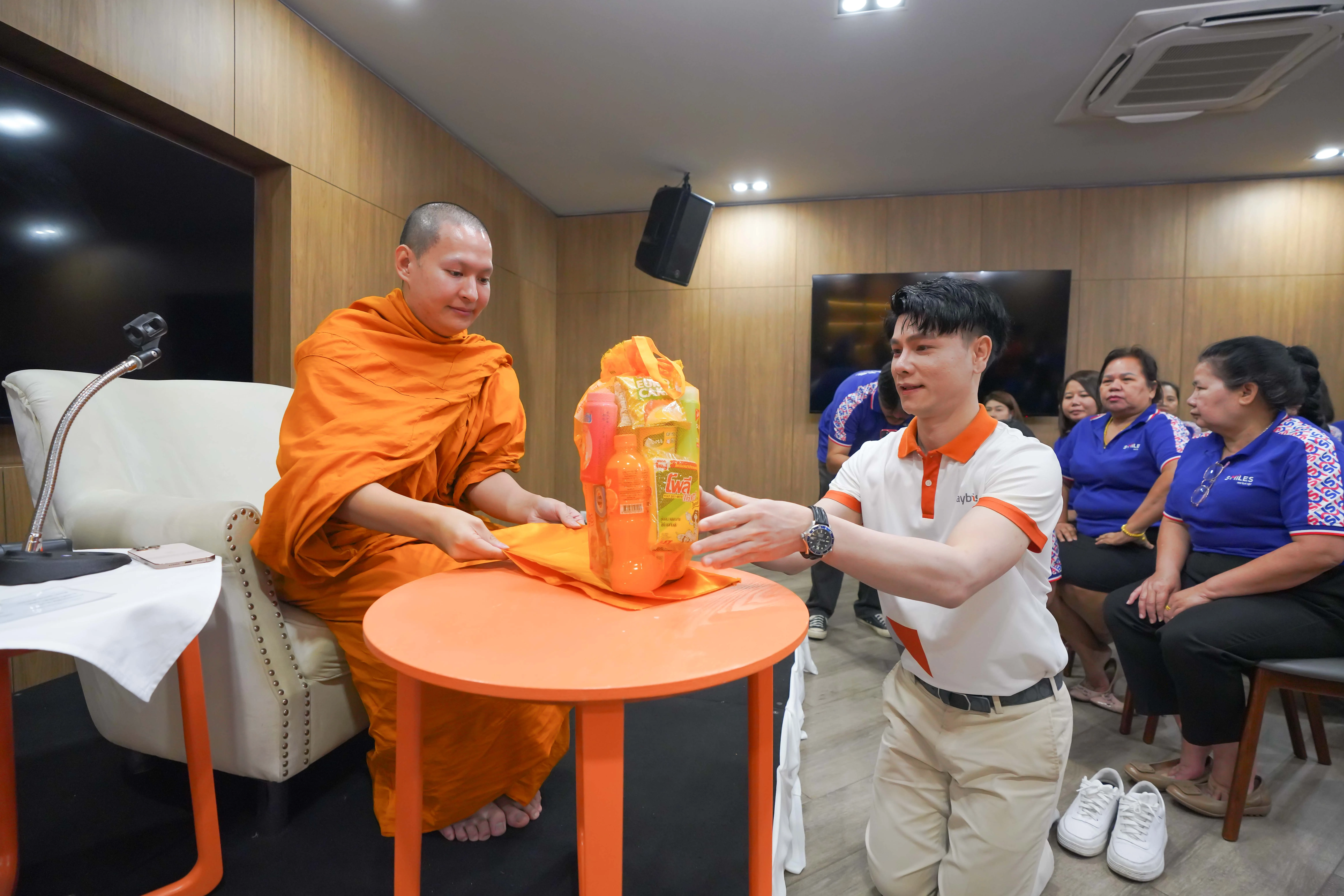 ทำบุญตักบาตร