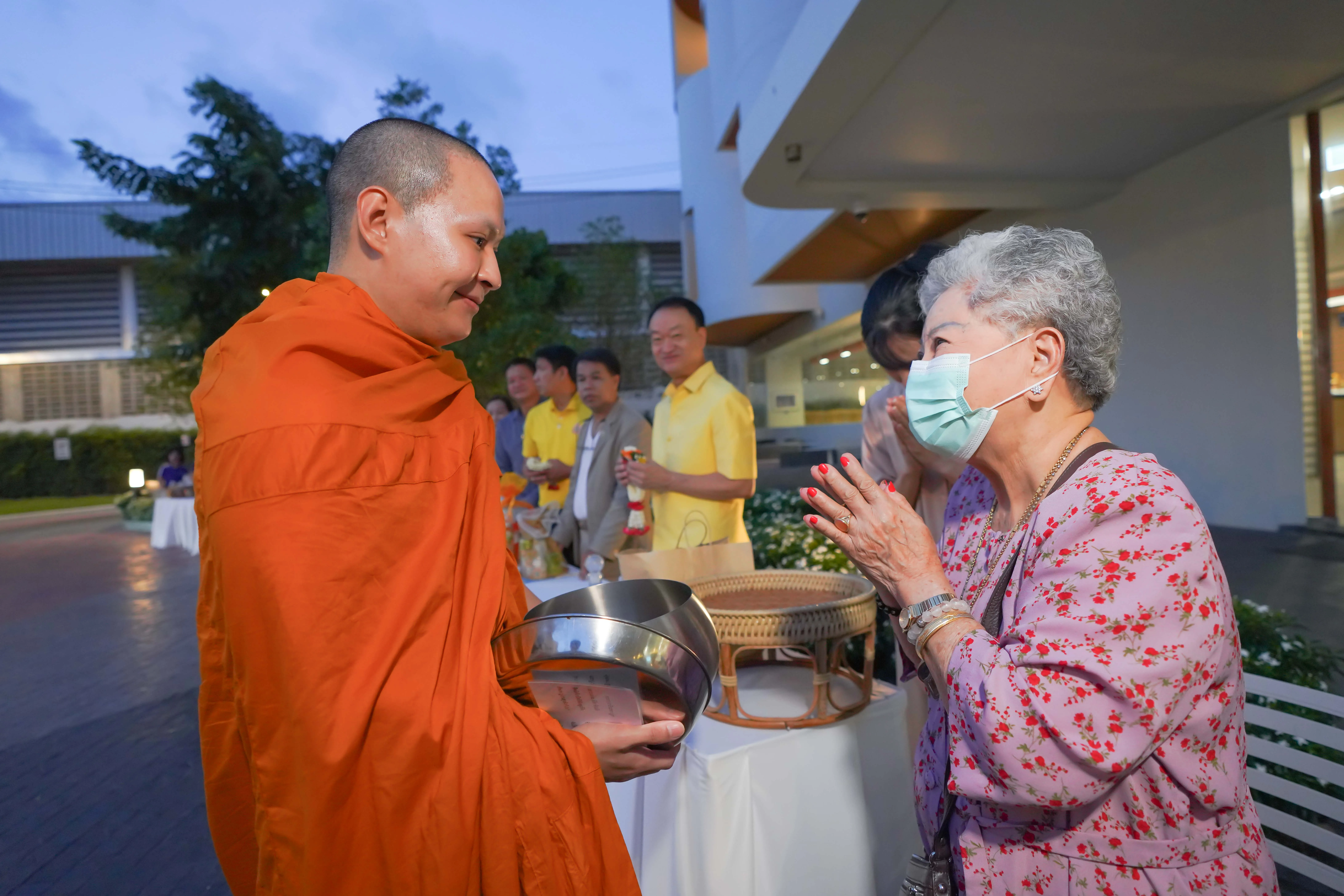 ทำบุญตักบาตร