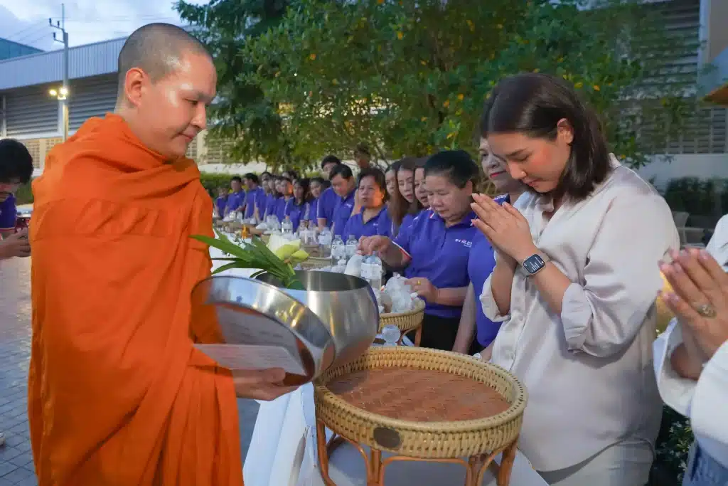 ทำบุญตักบาตร