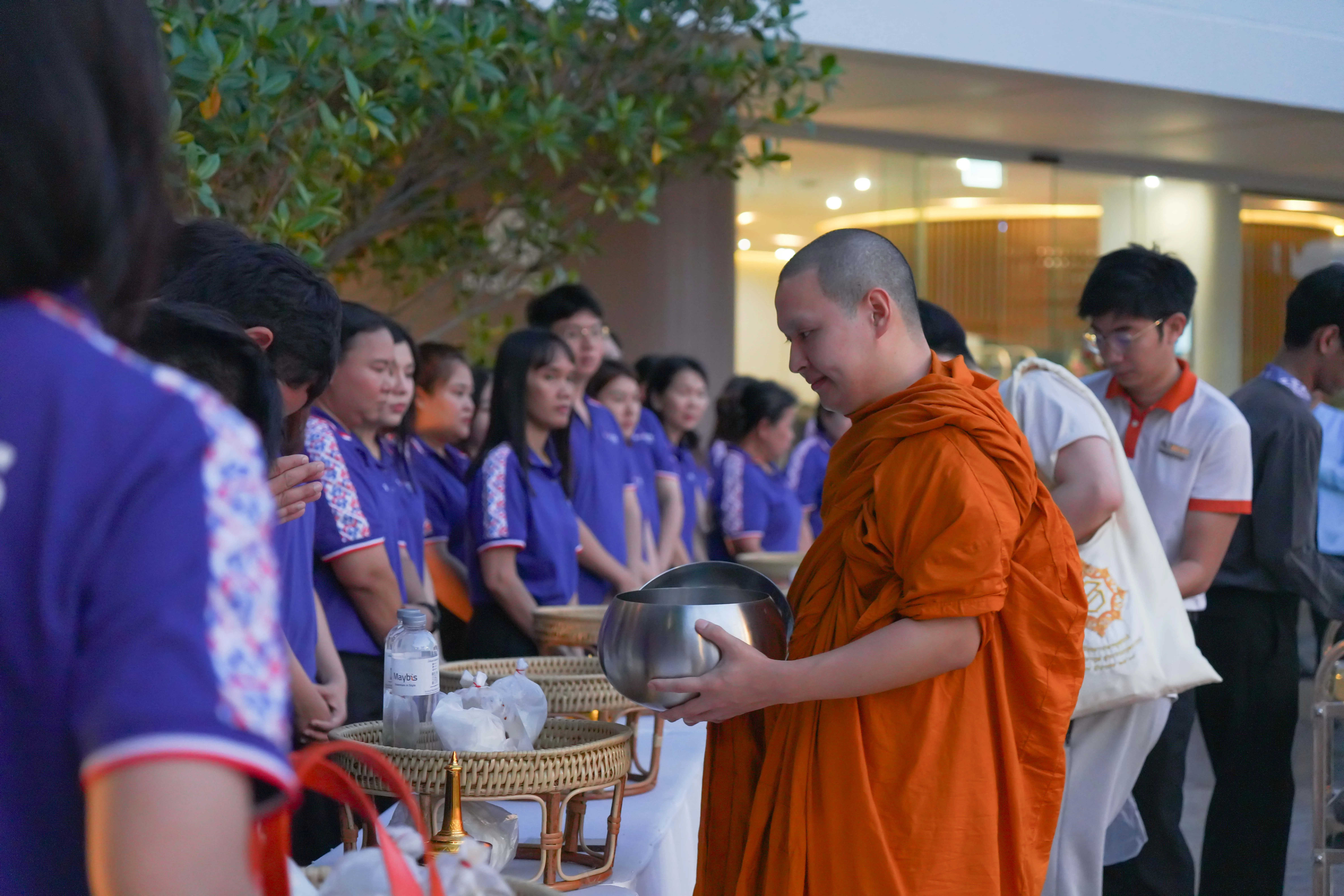ทำบุญตักบาตร