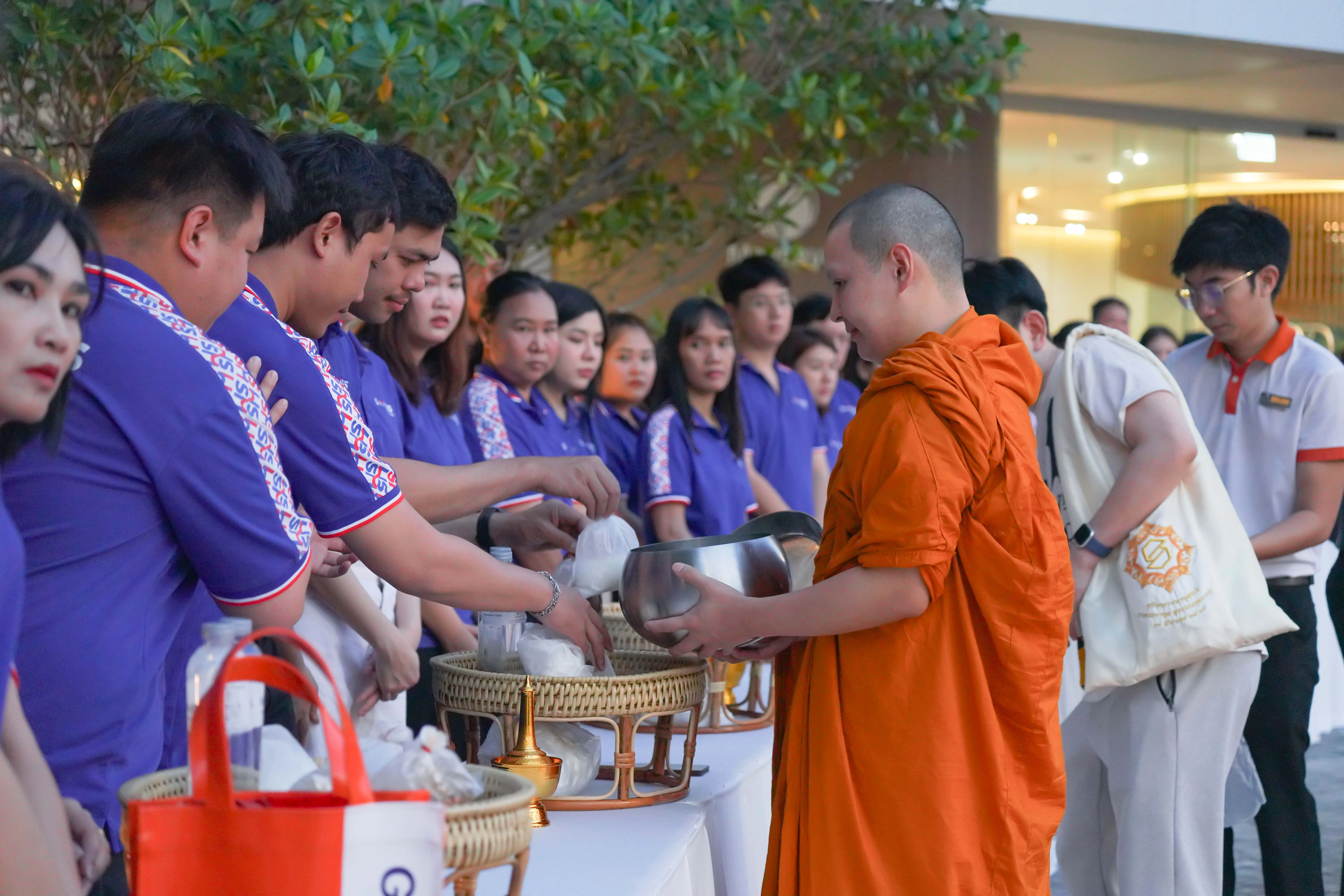 ทำบุญตักบาตร