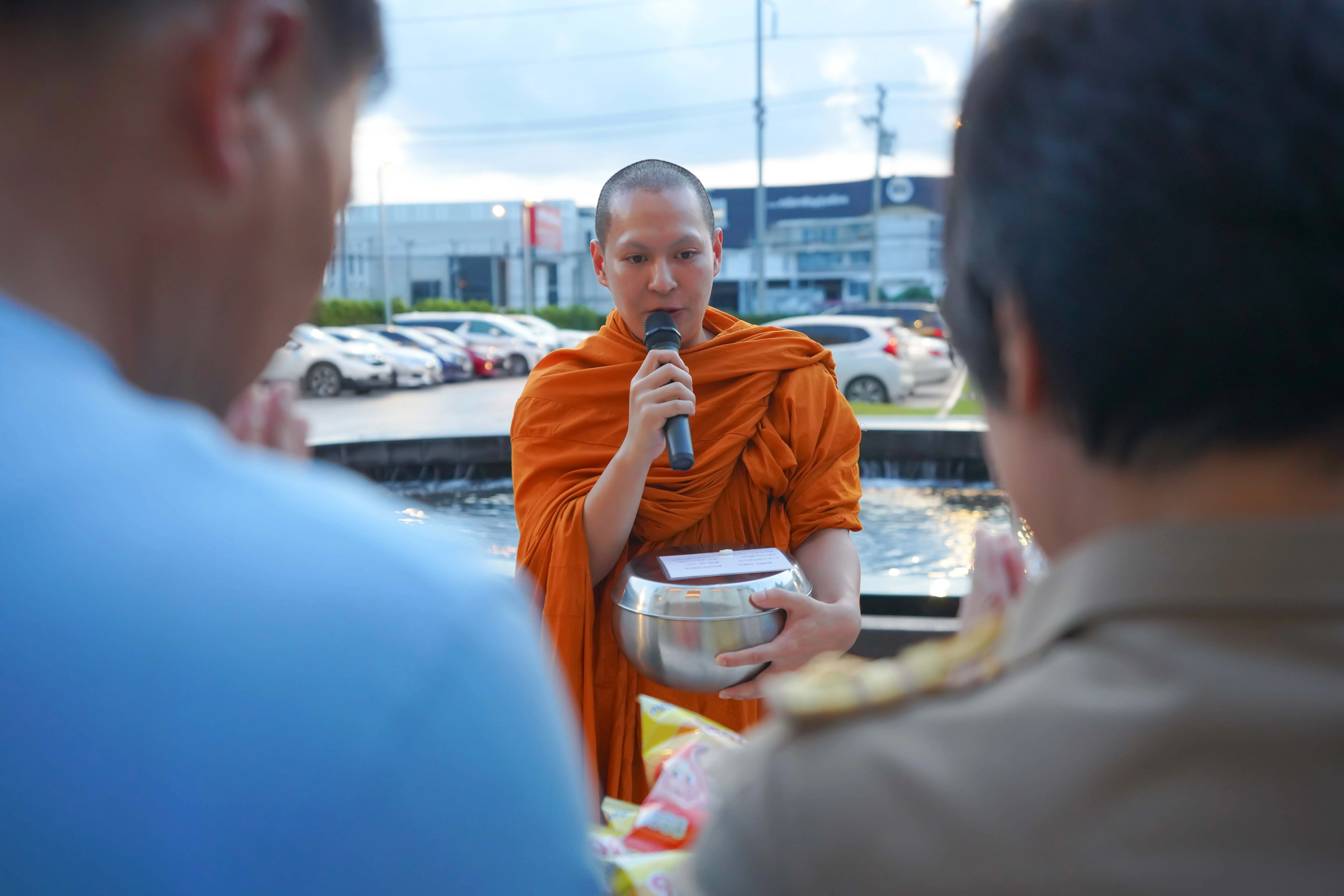 ทำบุญตักบาตร
