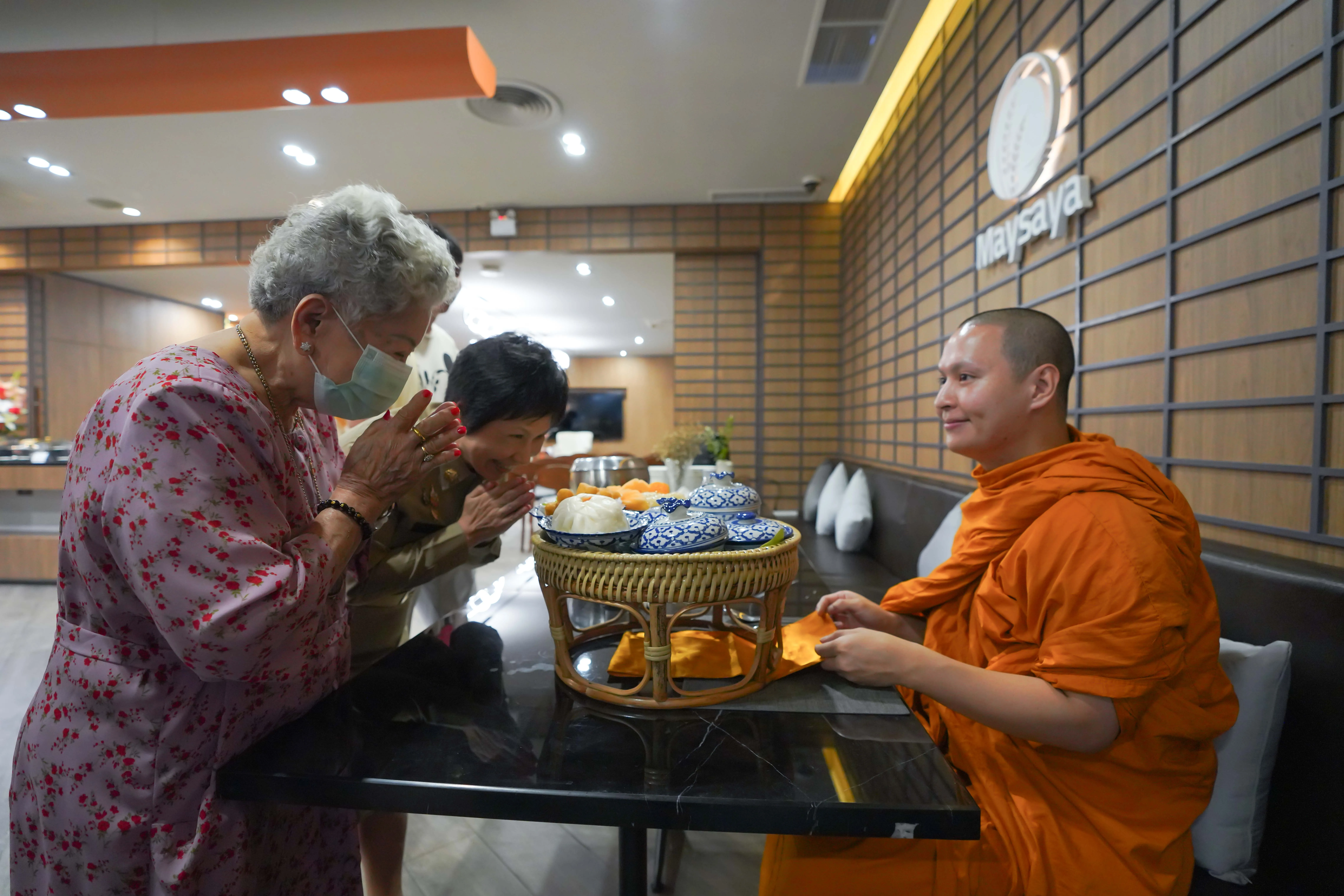 ทำบุญตักบาตร