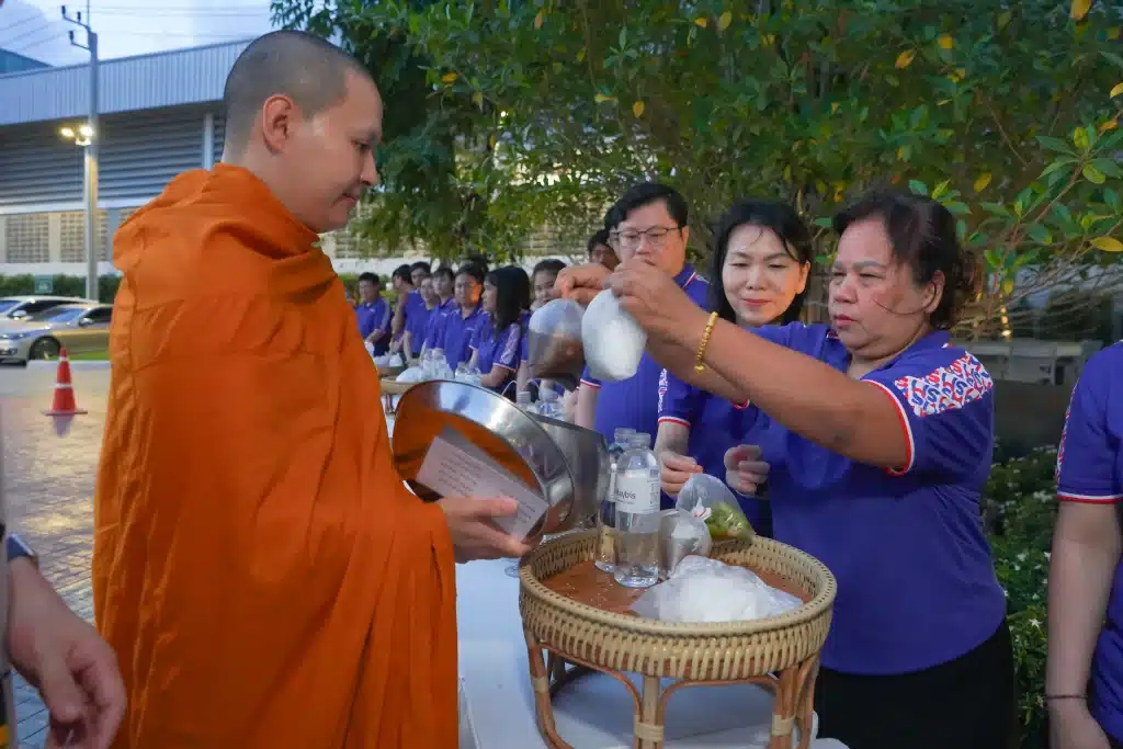 ทำบุญตักบาตร
